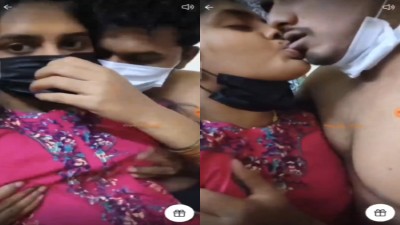 Couple Kissing And Massaging Mulai Online
